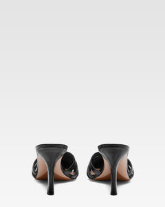 Mule con aberturas de piel negra