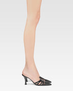 Mule con aberturas de piel negra