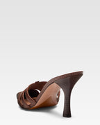 Mule con aberturas de piel marron