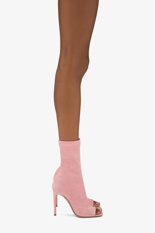 Stiefelette aus elastischem Veloursleder in Rosa - Produkt getragen