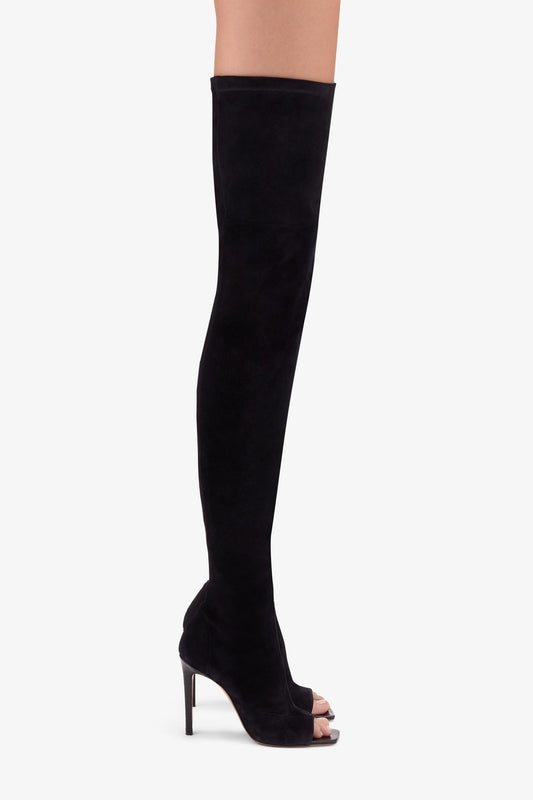 Schwarze, oberschenkelhohe Stiefel aus Stretch-Veloursleder - Produkt getragen