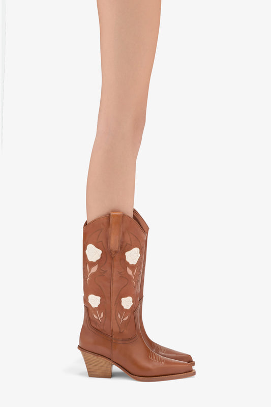 Texanische Stiefel aus besticktem Veloursleder in der Farbe des Leders - Produkt getragen