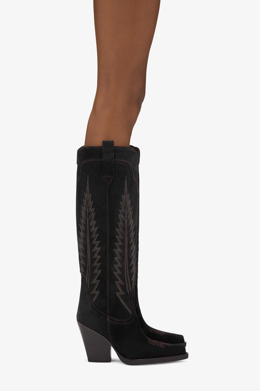 Texanische Stiefel aus besticktem Veloursleder in Schwarz - Produkt getragen