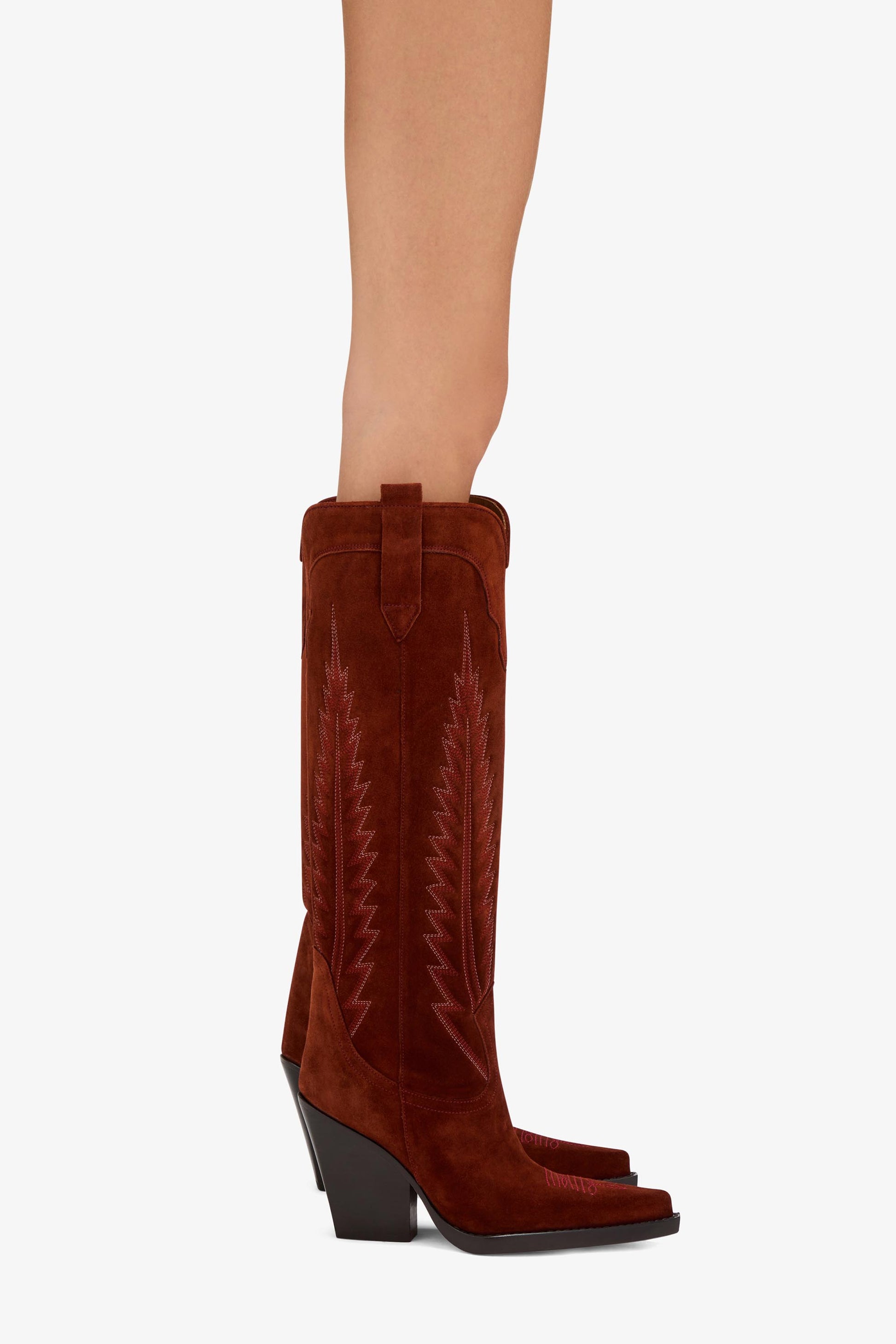 Texanische Stiefel aus besticktem Veloursleder in der Farbe Rost - Produkt getragen