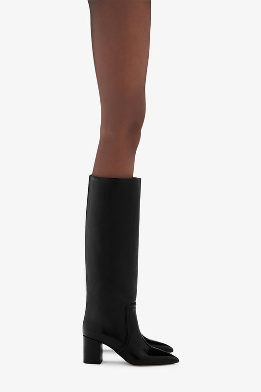 Kniehoher Stiefel aus schwarzem Leder - Produkt getragen