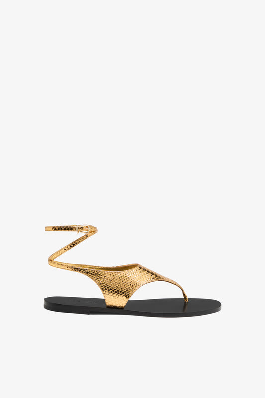 Sandale aus gepragtem Leder mit Python-Optik in Gold