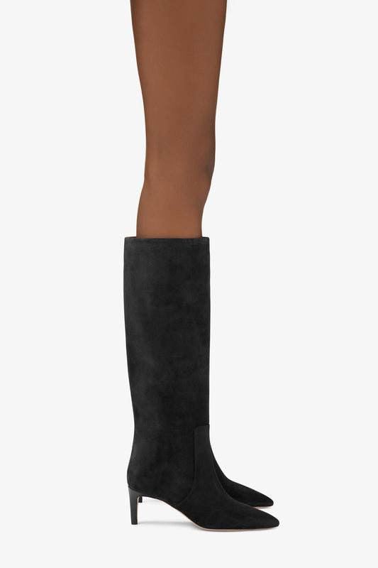 Kniehoher Stiefel aus schwarzem Veloursleder - Produkt getragen