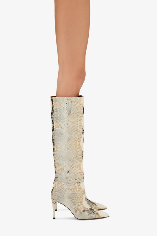 Stiefel aus steingrauem Leder in Python-Optik - Produkt getragen