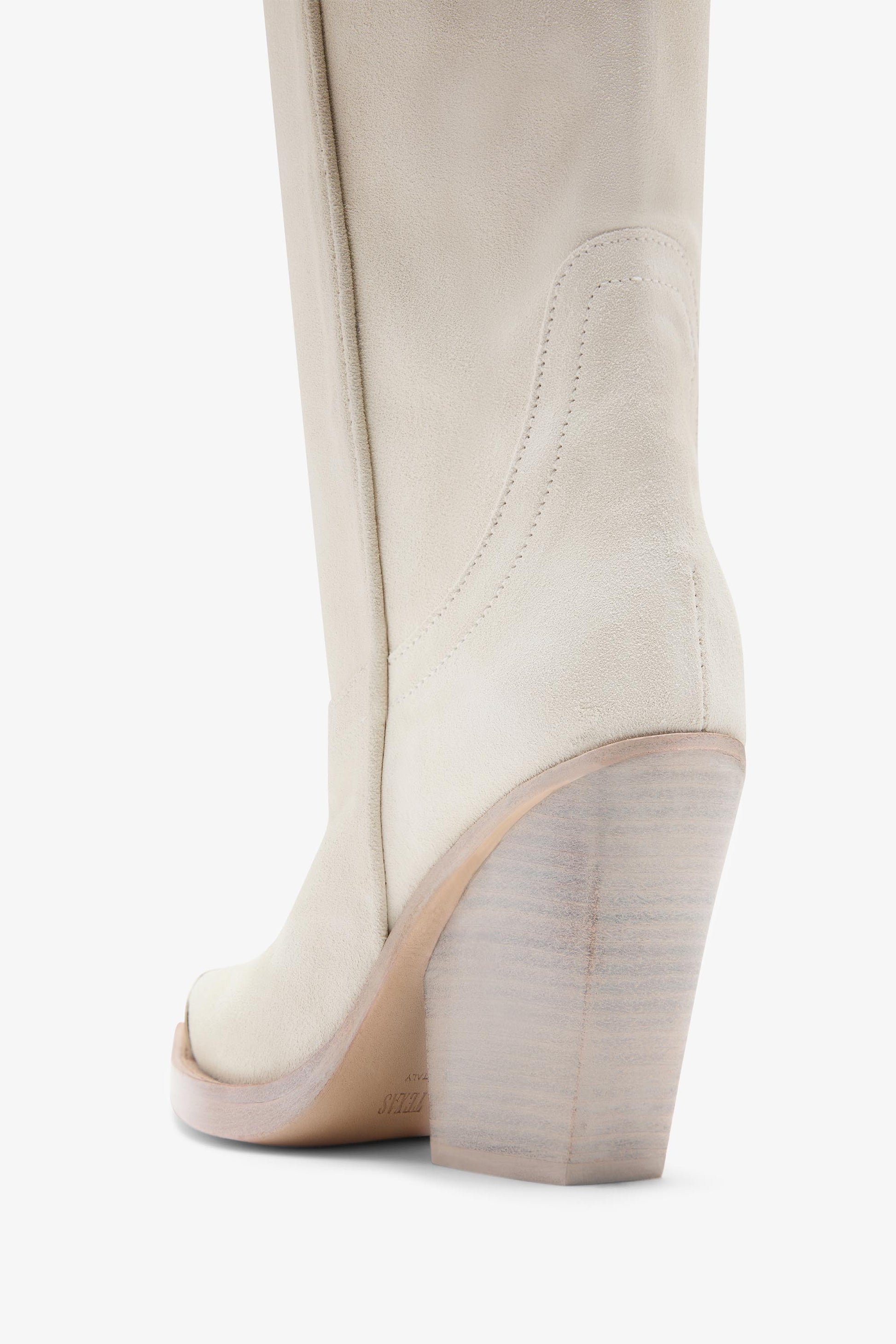 Stiefel aus Veloursleder in der Farbe Milch mit "uberzogener Schuhspitze